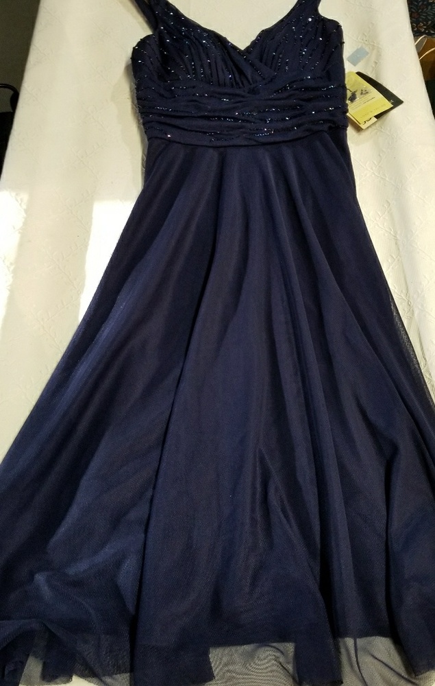 Fit and skim sequin dress. - Picture 4 of 4